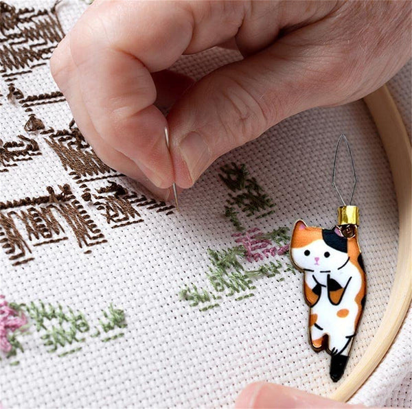 2x Cat Needle Threader Mini Cute Magnetic Needle Minder Sewing Threading Guide