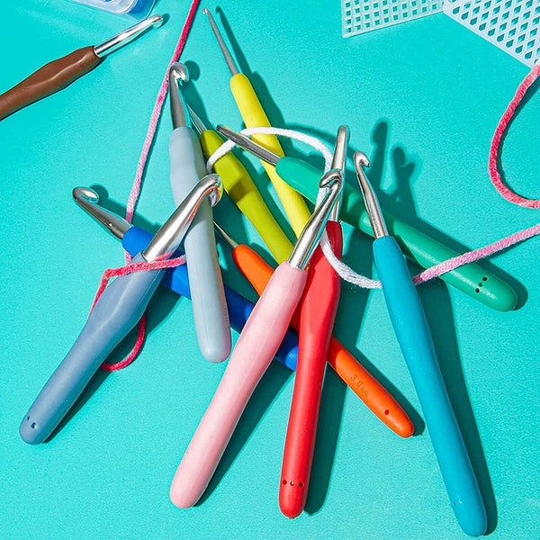 9Pcs Crochet Hooks Kit Sewing Tools Yarn Knitting Needles Soft Grip Set 2-6mm AU
