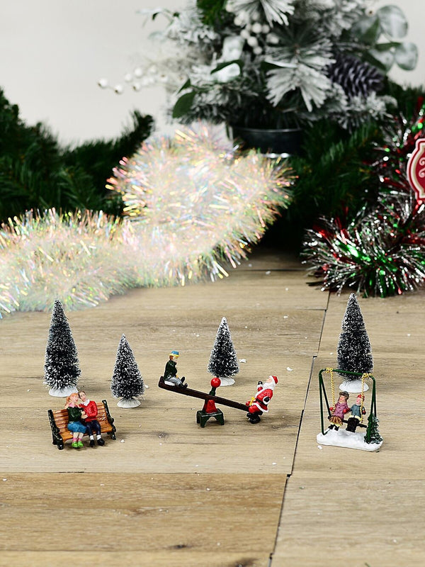 7x Santa & Family Park Village Scene | 10cm Tree